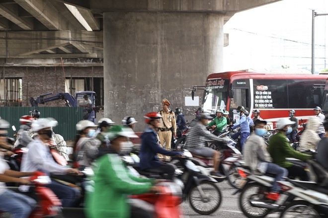 CSGT Ha Noi quyet liet xu ly xe khach vi pham o cua ngo phia Nam - Hinh anh 1