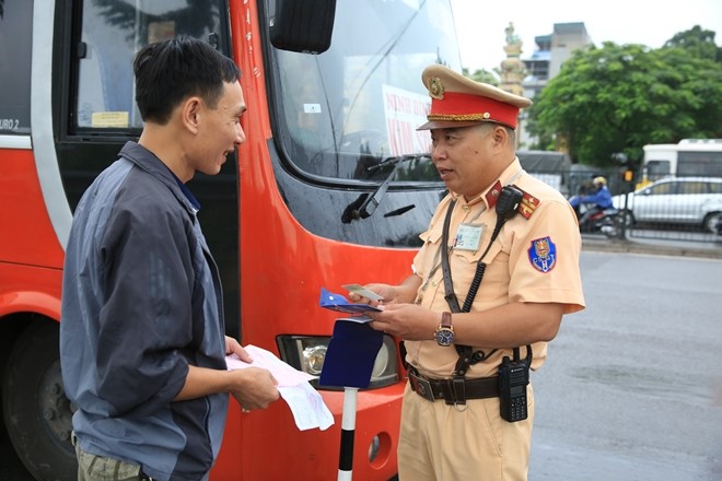 CSGT Ha Noi quyet liet xu ly xe khach vi pham o cua ngo phia Nam - Hinh anh 3