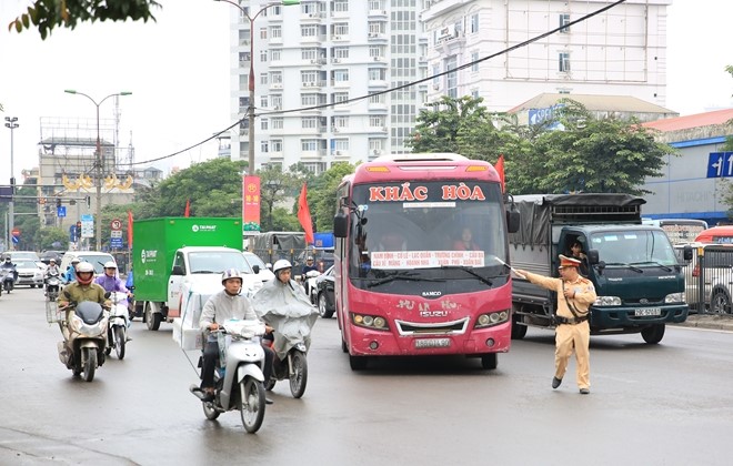 CSGT Ha Noi quyet liet xu ly xe khach vi pham o cua ngo phia Nam - Hinh anh 2