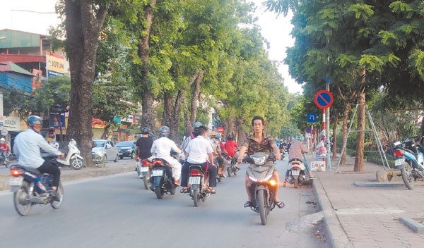 Diem nong giao thong: Ngang nhien di nguoc chieu tren duong Lang - Hinh anh 1