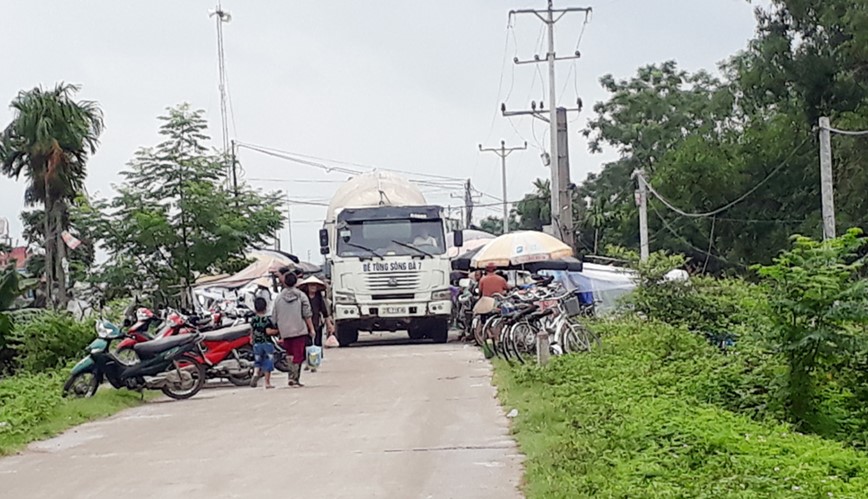 Ha Noi: Ngan chan, xu ly xe qua tai trong luu thong tren cac tuyen de - Hinh anh 1