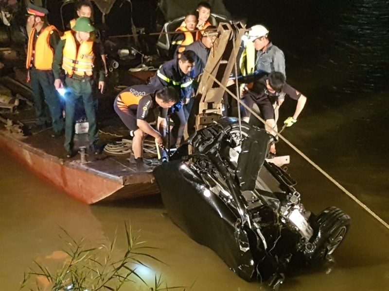 Vu o to lao xuong song Hong: Danh tinh co gai tre tu vong cung chu xe Mercedes - Hinh anh 1