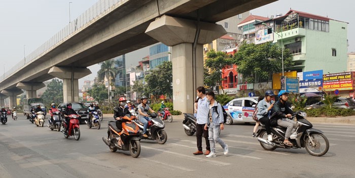 Nguy hiem rinh rap nguoi di bo tren duong Nguyen Trai - Hinh anh 1