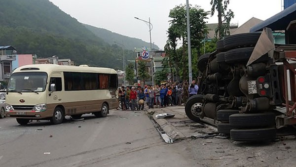 Tham hoa tu nhung cu lat xe container - Hinh anh 1