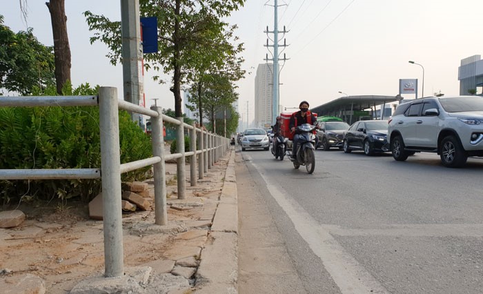 Lap hang rao thep ngan xe may di nguoc chieu tren via he duong To Huu - Hinh anh 2