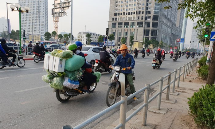 Lap hang rao thep ngan xe may di nguoc chieu tren via he duong To Huu - Hinh anh 3