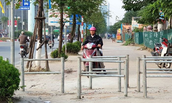 Lap hang rao thep ngan xe may di nguoc chieu tren via he duong To Huu - Hinh anh 4