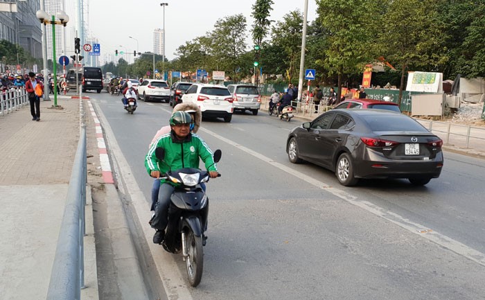 Lap hang rao thep ngan xe may di nguoc chieu tren via he duong To Huu - Hinh anh 5