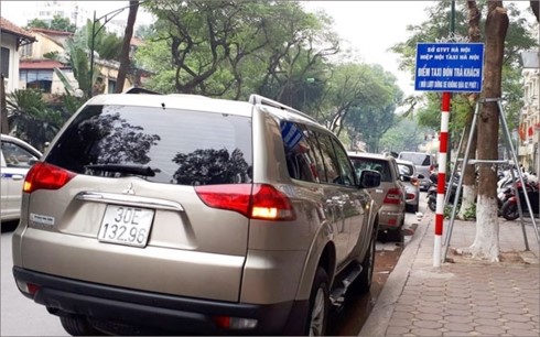 Cac diem don tra khach cho xe taxi o Ha Noi dang bi chiem dung - Hinh anh 1