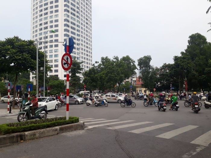 Bat cap quanh bien bao, den tin hieu giao thong: Se som duoc khac phuc - Hinh anh 2