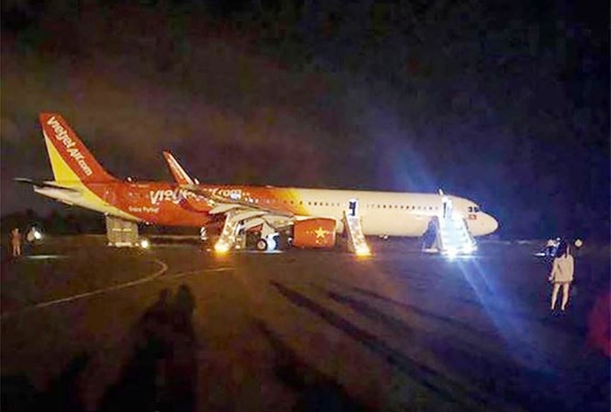 May bay Vietjet gap su co, nhieu hanh khach phai nhap vien kiem tra - Hinh anh 1