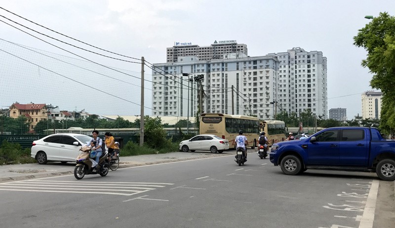 Ha Noi: Xu ly vi pham dung, do xe tren pho Duy Tan - Hinh anh 1