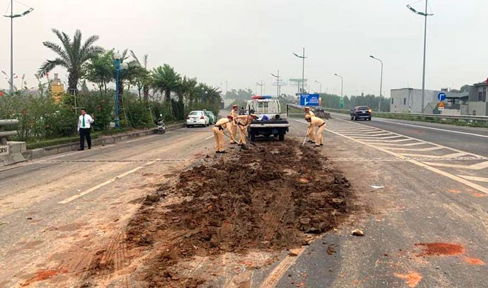 Ha Noi: Tranh dong bun dat, 4 xe o to dam lien hoan gan san bay Noi Bai - Hinh anh 2