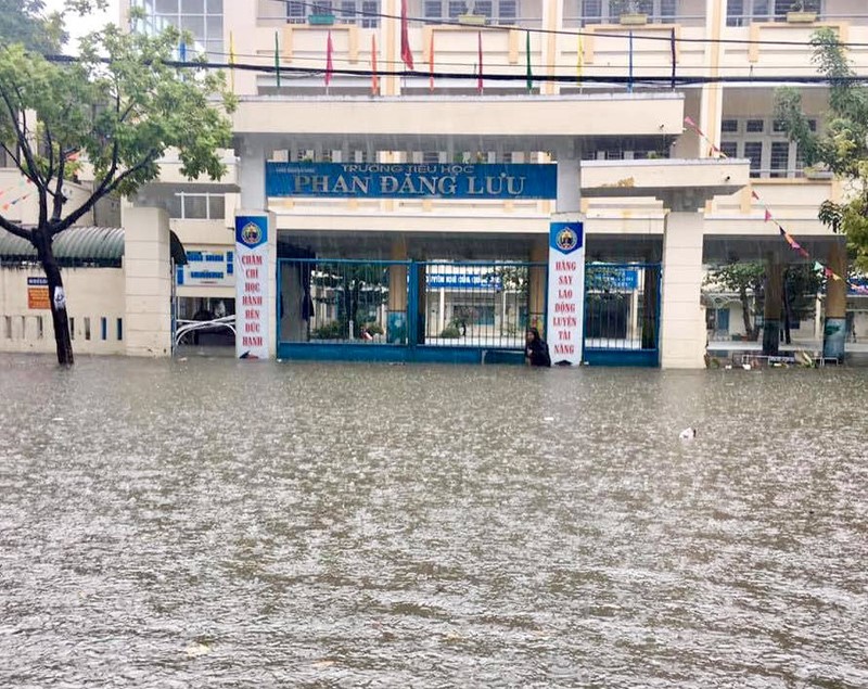 Da Nang tiep tuc ngap, duong sat va hang khong gian doan - Hinh anh 3