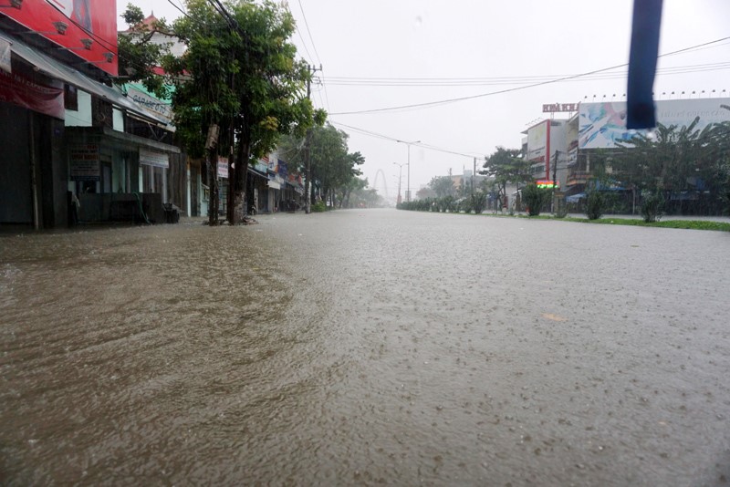 Da Nang tiep tuc ngap, duong sat va hang khong gian doan - Hinh anh 1