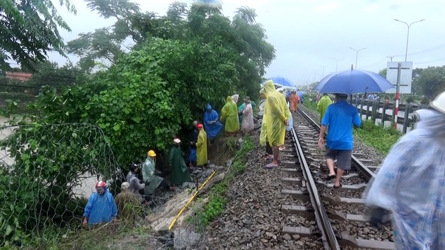 Da Nang tiep tuc ngap, duong sat va hang khong gian doan - Hinh anh 2