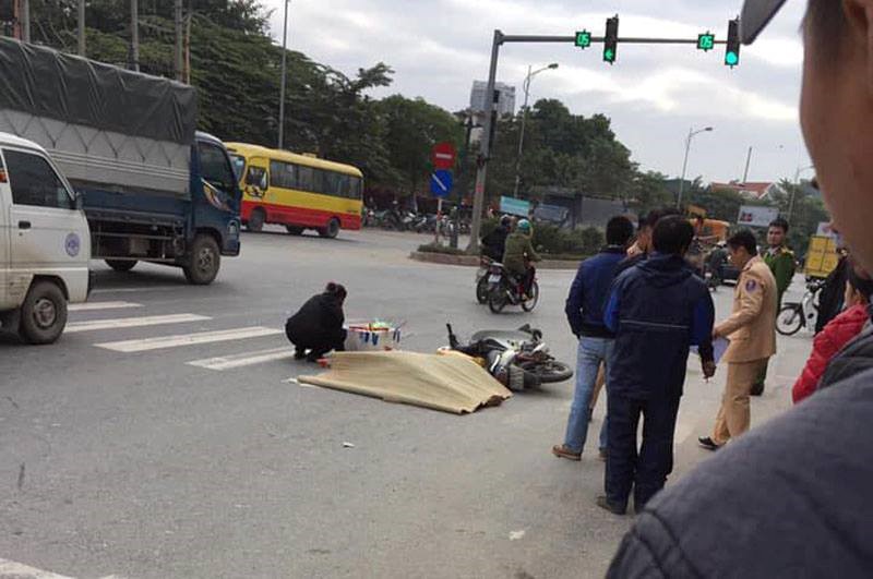 Ha Noi: Xe may va cham o to khach, mot nguoi tu vong tren duong Le Trong Tan - Hinh anh 1