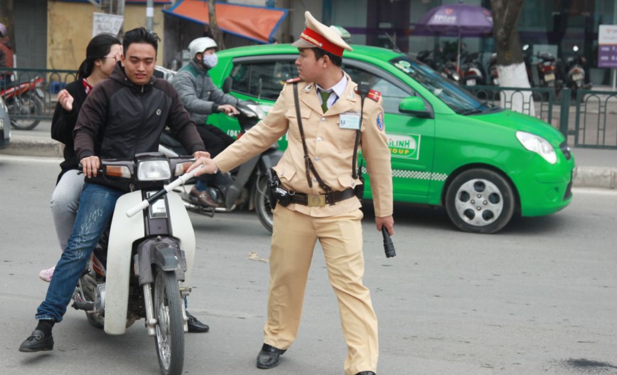 Ha Noi: Lap 24 to tuan tra xu ly vi pham khong doi mu bao hiem - Hinh anh 1