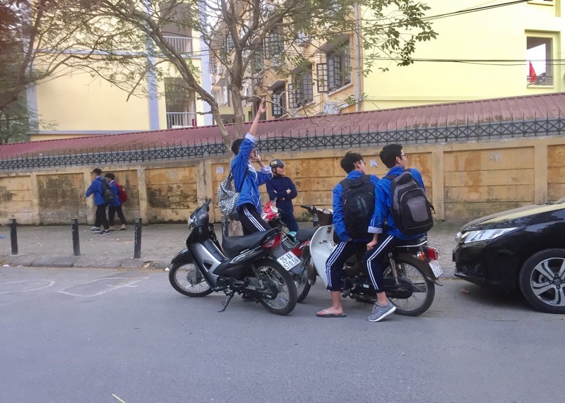 Hiem hoa tu viec hoc sinh vo tu di xe phan khoi lon toi truong: Khi phu huynh la nguoi tiep tay! - Hinh anh 1