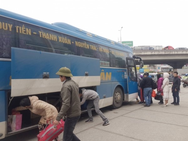 Ha Noi: Ngay dau cua dot nghi le, xuat hien tinh trang xe du, ben coc tung hoanh noi do - Hinh anh 2