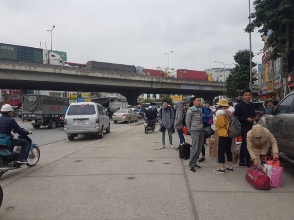 Ha Noi: Ngay dau cua dot nghi le, xuat hien tinh trang xe du, ben coc tung hoanh noi do - Hinh anh 3