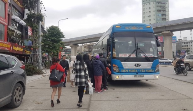 Ha Noi: Ngay dau cua dot nghi le, xuat hien tinh trang xe du, ben coc tung hoanh noi do - Hinh anh 1