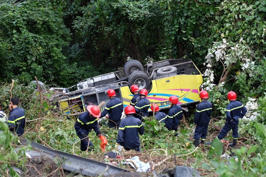 Xe khach lao xuong vuc tren deo Hai Van do mat phanh - Hinh anh 1