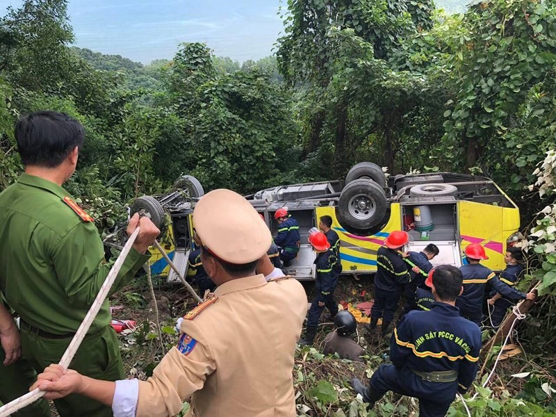 Thong tin moi vu xe khach lao xuong vuc tren deo Hai Van - Hinh anh 1