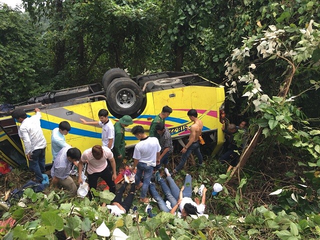 Bo Giao thong van tai hop khan vu lat xe tren deo Hai Van - Hinh anh 1