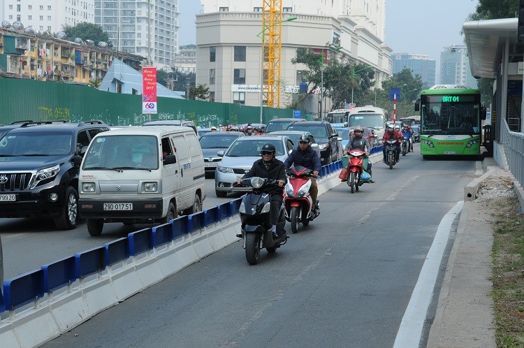 Xe buyt BRT “vat lon” voi phuong tien lan lan - Hinh anh 1