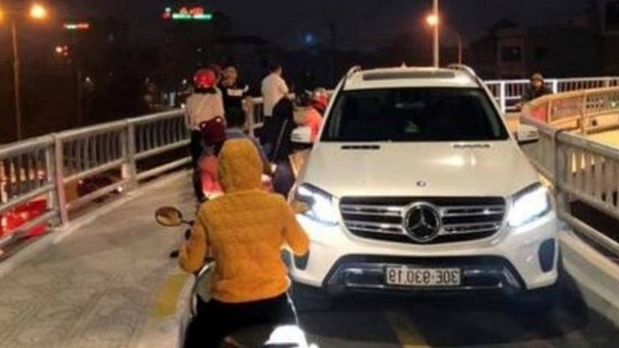 Ha Noi: Tuoc bang 2 thang voi lai xe Mercedes di nguoc duong danh cho xe may - Hinh anh 1