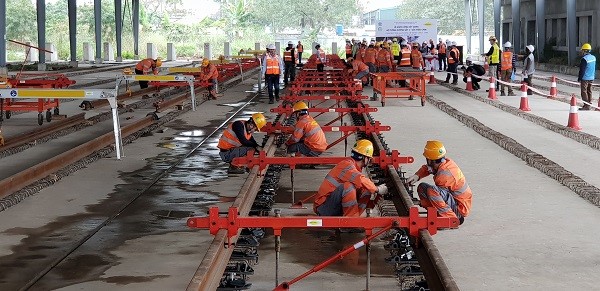 Lap dat ray tuyen duong sat Nhon - Ga Ha Noi - Hinh anh 1