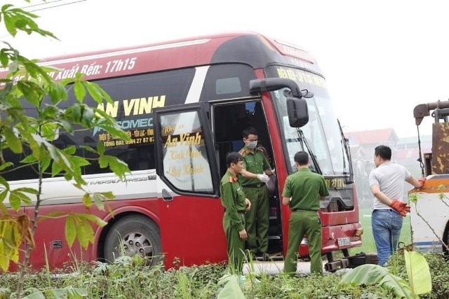 Chinh thuc khoi to tai xe xe khach dam vao doan dua tang o Vinh Phuc - Hinh anh 1