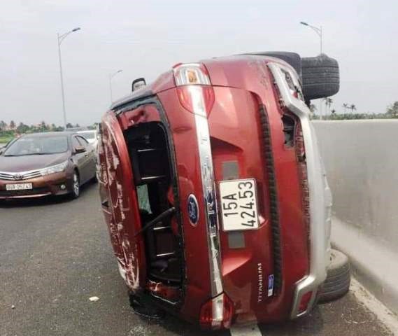 O to lat nghieng tren cao toc, tai xe vang khoi xe - Hinh anh 1