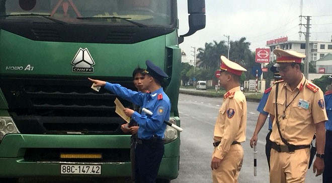 Tai xe duong tinh voi ma tuy lao xe vao doan kiem tra de bo chay - Hinh anh 1