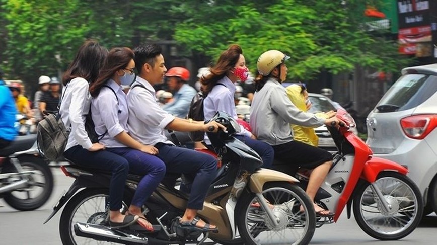 Xu ly nghiem hanh vi khong doi mu bao hiem khi tham gia giao thong - Hinh anh 1