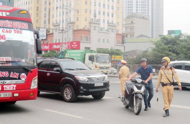 Theo chan CSGT Ha Noi xu ly vi pham giao thong tren duong vanh dai 3 tren cao - Hinh anh 1