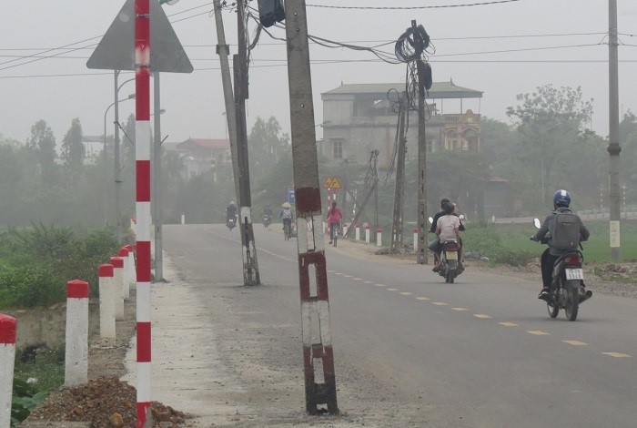 60 cot dien nam giua duong lien xa Dan Hoa - Tan Uoc: Dung dang trach nhiem - Hinh anh 1