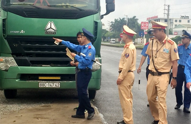 Ha Noi: Tam giu tren 5.000 xe vi pham giao thong trong 3 thang - Hinh anh 1