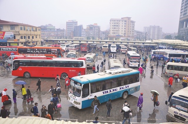 Giao thong ky nghi le 30/4 va 1/5: Tau xe tang chuyen, hang khong lo qua tai - Hinh anh 1