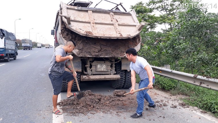 Tom gon xe tai lam roi vai bun dat tren tuyen Dai lo Thang Long - Hinh anh 2