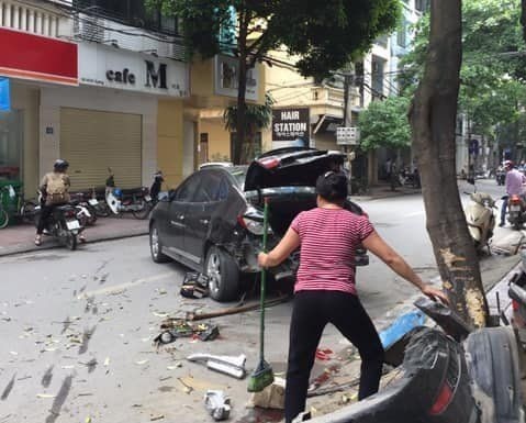 Ha Noi: O to dam lien hoan tren pho, 2 me con nhap vien cap cuu - Hinh anh 1