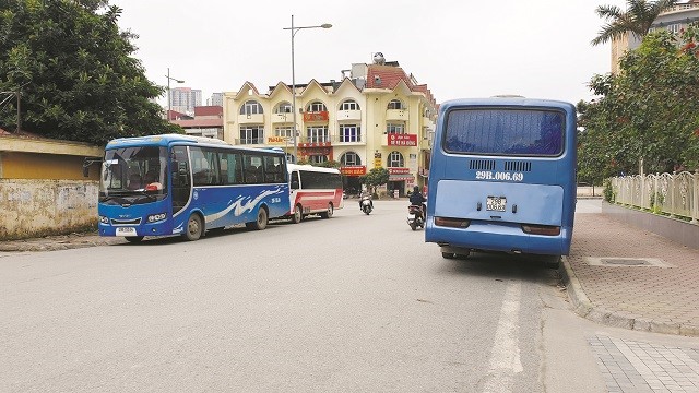 Ha Noi: Xe dua don hoc sinh can tro giao thong - Hinh anh 1