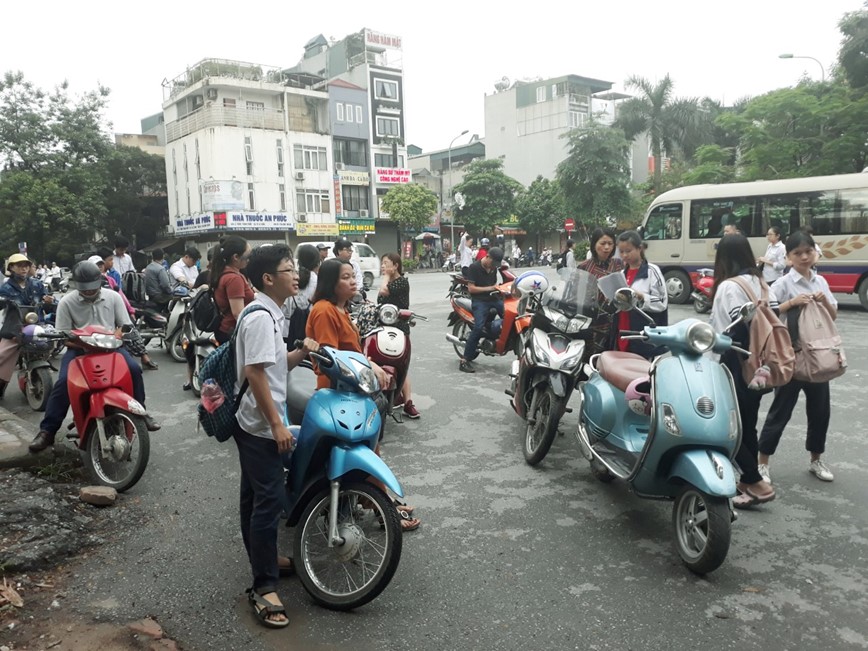 Giao thong thuan loi trong ngay dau ky thi tuyen sinh vao lop 10 tai Ha Noi - Hinh anh 1