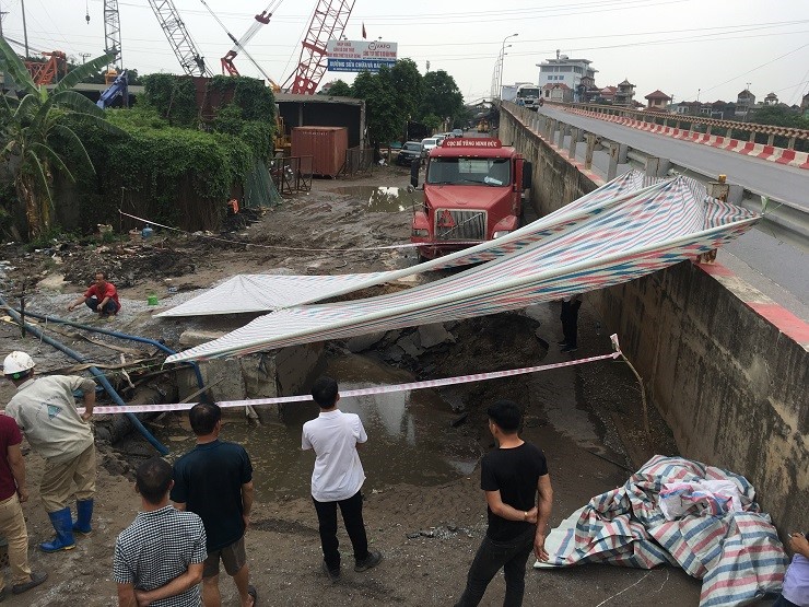 Vu xe container “sap bay” tuyen duong ong nuoc mat Song Duong: Se cap nuoc tro lai trong dem nay  - Hinh anh 1