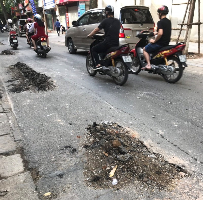 Thi cong khong hoan tra mat duong, VNPT day nguoi tham gia giao thong doi dien voi nguy hiem - Hinh anh 4