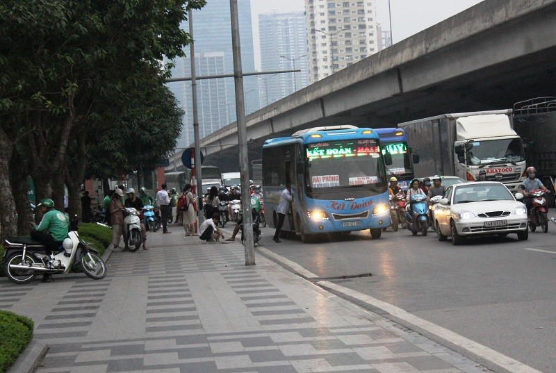 Can canh “ben coc” khung tren duong Khuat Duy Tien - Hinh anh 1