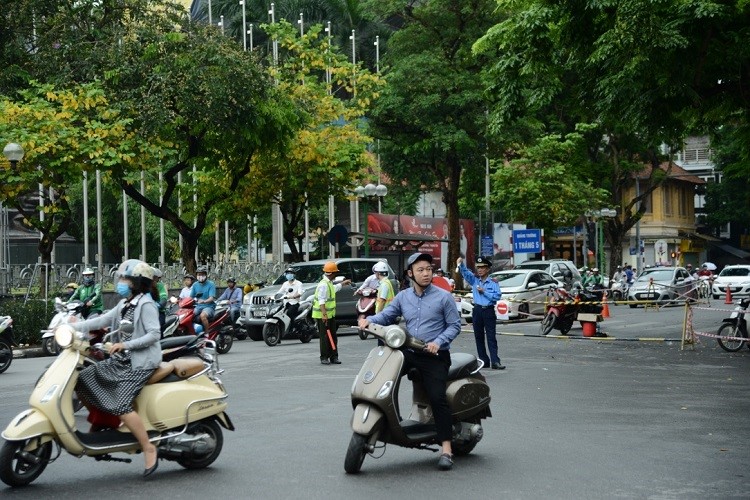 Nguoi dan lam quen voi rao chan tren duong Tran Hung Dao - Hinh anh 8