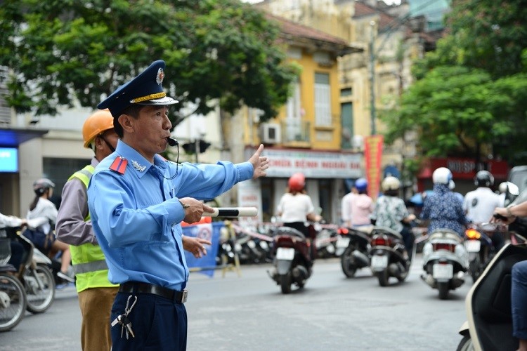 Nguoi dan lam quen voi rao chan tren duong Tran Hung Dao - Hinh anh 9