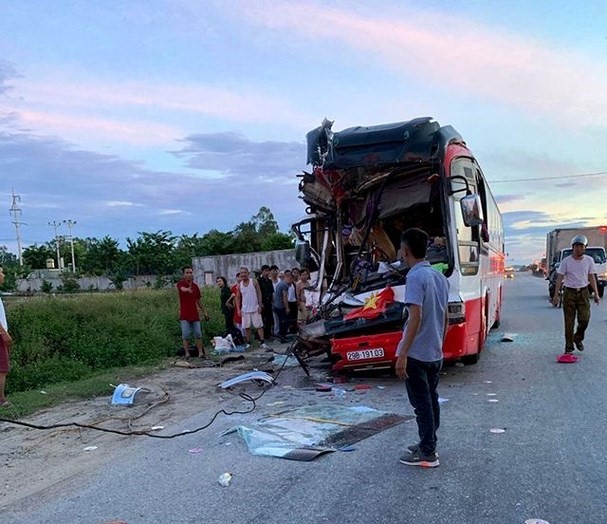 Chu xe khach thiet mang sau cu tong duoi xe container - Hinh anh 1